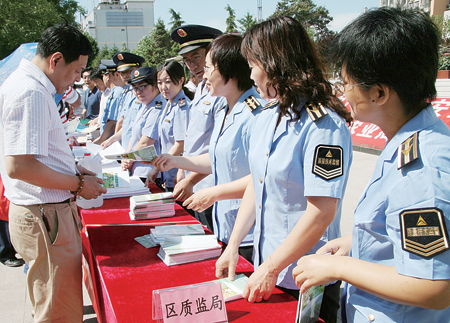 北京市房山区质监局开展食品安全宣传周现场咨询活动